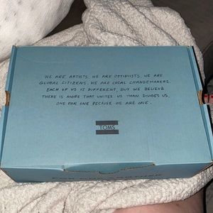 TOMS BRAND NEW SANDALS